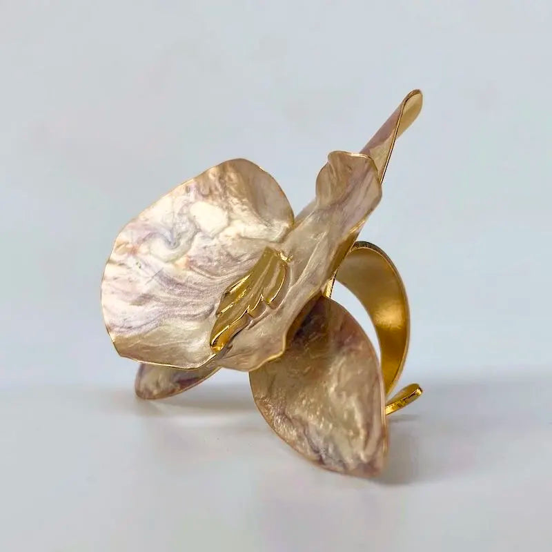 Bague en laiton en forme d'orchidée, dorée à l'or fin 999 millièmes( 24 carats), peinture céramique. Le corps de bague est ajustable.
Création Verpal