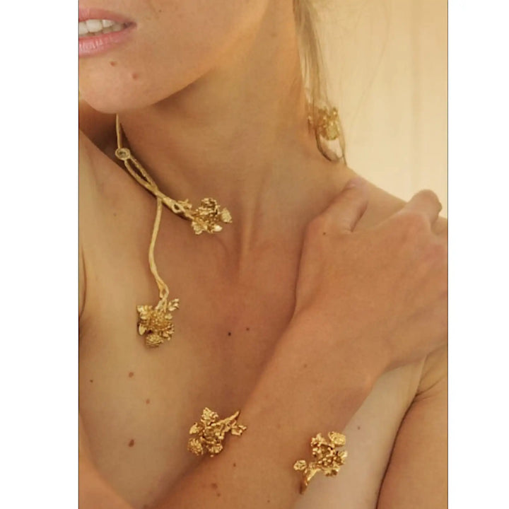 présentation collection Séréna collier & bracelet or sur mannequin. Branche florale