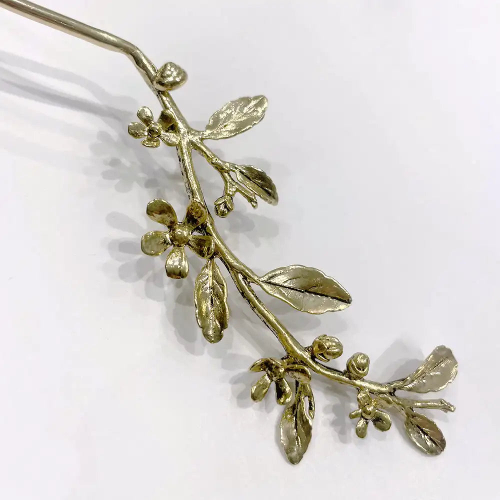 détail du collier Bérénice or, branche florale