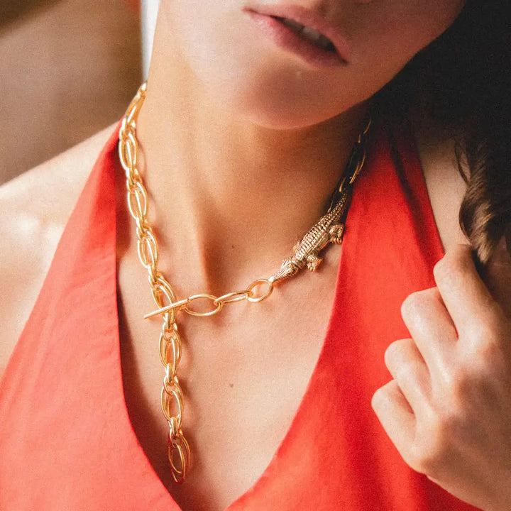 collier izora, crocodile sur chaine présenté sur mannequin
